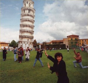Leaning-Tower-of-Pisa-and-tourists
